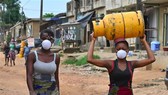 Người dân tại Abidjan, Cote d'Ivoire. Ảnh: AFP/TTXVN
