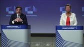 Ủy viên Nội vụ châu Âu Ylva Johansson (phải), Phó Chủ tịch Ủy ban Châu Âu Margaritis Schinas (trái) tại cuộc họp báo ở Brussels, Bỉ, ngày 24-7. Ảnh: AFP/TTXVN