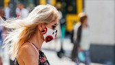 Người dân đeo khẩu trang phòng lây nhiễm COVID-19 tại Berlin, Đức. Ảnh: THX/TTXVN