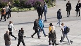 Người dân đeo khẩu trang phòng dịch COVID-19 tại Stuttgart, miền Nam Đức. Ảnh: AFP/TTXVN