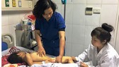 Xót xa bé trai bại não bị 4 con chó nhà cắn xé