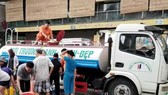 Nước sông Đà được cấp trở lại nhưng sáng nay xe téc chở nước vẫn tới một số khu dân cư ở Hà Nội để cung cấp nước sạch cho người dân