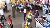 Thượng úy tát nhân viên bán hàng bị cho xuất ngũ