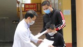 Bệnh viện huyện chữa khỏi bệnh Covid-19 cho cậu bé quốc tịch Anh