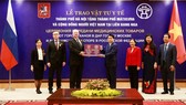 Hà Nội tặng Mátxcơva một lượng lớn khẩu trang y tế chống dịch Covid-19