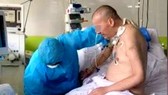 Bệnh nhân phi công người Anh đã ngồi dậy, cầm bút viết