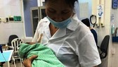 Bé trai sơ sinh bị bỏ rơi ở hố ga đã qua đời