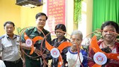 Tặng quạt điện cho đồng bào nghèo