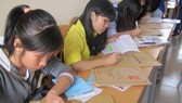 Thí sinh trúng tuyển làm thủ tục đăng ký nhập học trại Trường Đại học Huế