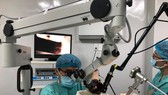 Thao tác phẫu thuật cắt bỏ toàn bộ khối ung thư hạ họng bằng tia laser CO2