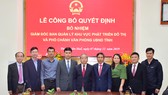 Tặng hoa chúc mừng các cá nhân được bổ nhiệm