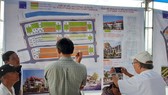 Người dân diện di dời xem các mẫu nhà để xây dựng đồng bộ ở từng khu vực tái định cư