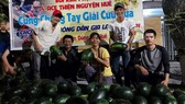 Nhóm Bùi Kim Phụng và ACE thiện nguyện Huế "giải cứu" dưa hấu giúp bà con nông dân ở Gia Lai