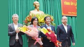 Thường trực Tỉnh ủy tỉnh Thừa Thiên - Huế tặng hoa chúc mừng đồng chí Nguyễn Văn Phương và đồng chí Phạm Thị Minh Huệ.