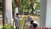Người dân chờ nhận gạo và nhu yếu phẩm tại "ATM gạo" ở Huế