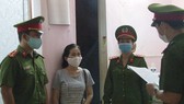 Công an đọc lệnh bắt tạm giam đối tượng Trần Thị Minh Thúy 