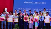 Phóng viên Báo SGGP (thứ 2 từ trái sang phải) nhận Bằng khen của Chủ tịch UBND tỉnh Thừa Thiên - Huế 