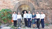 Phó Chủ tịch Quốc hội Phùng Quốc Hiển thị sát kiến trúc cửa vòm ở Đông Thành Thủy Quan vừa phát lộ tại khu vực Thượng Thành- khu vực 1 di tích Kinh thành Huế