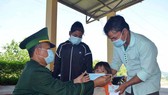 Bộ đội Biên phòng Thừa Thiên - Huế tặng và hướng dẫn người dân đeo khẩu trang phòng chống dịch Covid-19 