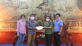 Công an tỉnh Thừa Thiên - Huế tiếp nhận 1.200 bộ bảo hộ phòng chống dịch Covid-19 