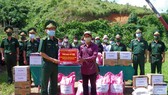 Đại tá Nguyễn Xuân Hoà, Chỉ huy trưởng BĐBP tỉnh Thừa Thiên – Huế hỏi thăm bà con nhân dân bản Sê Sáp, huyện Kà Lừm, tỉnh Sê Kông (Lào). 
