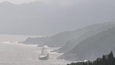 Nỗ lực tiếp cận tàu lạ trôi dạt tại vùng biển dưới chân núi Hải Vân