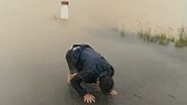 Chồng sản phụ bất lực, ngẩn ngơ giữa trời mưa lũ ngóng chờ tin vợ và con