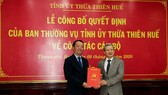 Bí thư Tỉnh ủy tỉnh Thừa Thiên – Huế Lê Trường Lưu (bìa phải) trao quyết định của Ban Thường vụ Tỉnh ủy về việc điều động, chỉ định đồng chí Phan Thiên Định ham gia Ban Chấp hành, Ban Thường vụ, giữ chức vụ Bí thư Thành ủy Huế 