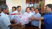 Phó Thủ tướng Trịnh Đình Dũng thăm hỏi, tặng quà cho người dân ở xã Kỳ Khang, huyện Kỳ Anh, tỉnh Hà Tĩnh