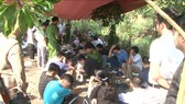 Các đối tượng tham gia đánh bạc tại hiện trường