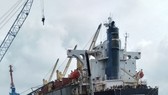 Lực lượng chức năng đang tiến hành trục vớt 2 tàu bị chìm ở cảng biển Vũng Áng
