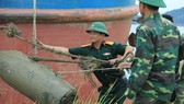Lực lượng chức năng trục vớt thành công quả bom lên khỏi mặt nước
