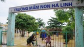 Bộ đội Biên phòng Hà Tĩnh giúp trường học ở huyện Hương Khê khắc phục hậu quả mưa lũ