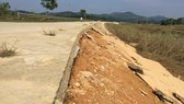 Một góc hiện trường bờ kè bị sạt lở. Ảnh: DƯƠNG QUANG