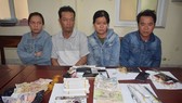 Các nghi phạm bị bắt cùng tang vật