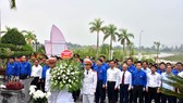 Các đại biểu đến dâng hương, dâng hoa tưởng niệm Anh hùng liệt sĩ Lý Tự Trọng