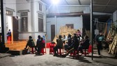 Người dân đến động viên một gia đình ở xã Thanh Lộc, Can Lộc, Hà Tĩnh, có người thân bị thiệt mạng tại Anh