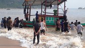 Bộ đội Biên phòng Hà Tĩnh và ngư dân giúp trục vớt, đưa thuyền cá gặp nạn vào bờ