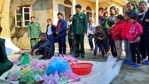 Tặng thực phẩm cho bà con dân tộc Chứt vui đón Tết Chăm Cha Bới