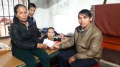 Ông Lê Quang Hanh, Phó Chủ tịch UBND xã Kỳ Bắc trao 17 triệu đồng của bạn đọc Báo SGGP cho gia đình chị Trần Thị Hương