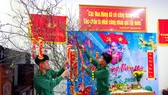 Chiến sĩ Bộ đội Biên phòng Hà Tĩnh chuẩn bị cành đào, bàn thờ đón Tết Nguyên đán Canh Tý 2020
