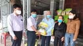 Ông Phong, bà Hường ủng hộ 1,1 tấn gạo cho xã Thạch Hạ trong công tác phòng, chống dịch Covid-19