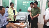 Lãnh đạo Công an huyện Nghi Xuân đến thăm hỏi, động viên anh Phạm Trung Kiền đang điều trị tại bệnh viện. Ảnh: Công an huyện Nghi Xuân cung cấp