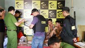 Lực lượng chức năng khám xét, thu giữ nhiều tài liệu liên quan. Ảnh Công an Hà Tĩnh