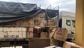 Lực lượng chức năng thu giữ số hàng hóa vận chuyển trên xe tải