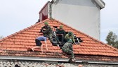 Lực lượng chức năng giúp người dân xã Thịnh Lộc, huyện Lộc Hà lợp lại mái nhà sau thiệt hại do lốc xoáy gây ra