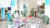 Cán bộ, nhân viên C20 Trinh sát – đặc nhiệm giúp Trạm Y tế xã Cẩm Vịnh, huyện Cẩm Xuyên vệ sinh các vật dụng y tế