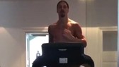 Hình ảnh Zlatan Ibrahimovic đang nỗ lực tập chạy.
