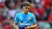 Đây là hình ảnh thường thấy nhất của Mesut Oezil ở mùa này. Ảnh: Getty Images