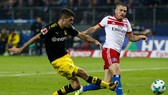 Cú dứt điểm chính xác của Christian Pulisic (trái) đã giúp Dortmund đạt đến cột mốc 3.000 bàn thắng ở Bundesliga. Ảnh: Getty Images